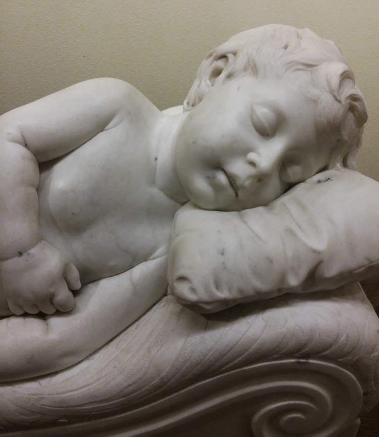 Tito Sarrocchi, Putto dormiente, dettaglio del volto