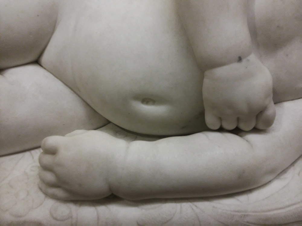 Tito Sarrocchi, Putto dormiente, dettaglio delle mani