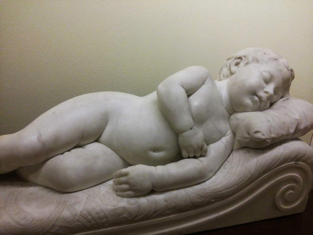 Tito Sarrocchi, Putto dormiente, dettaglio