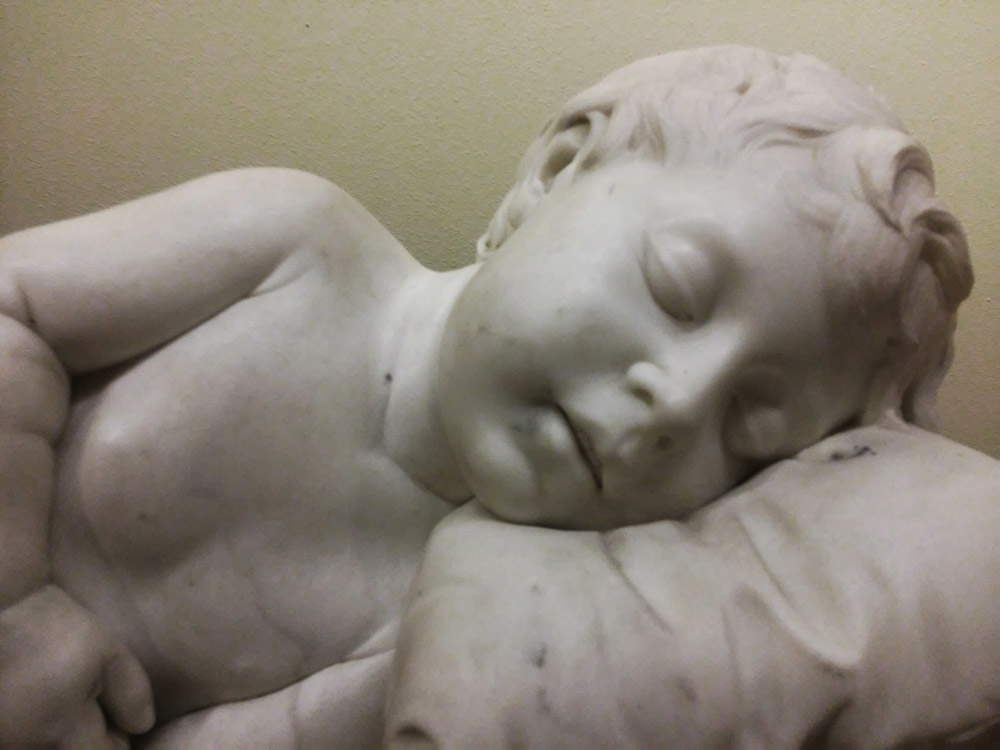 Tito Sarrocchi, Putto dormiente, dettaglio del viso