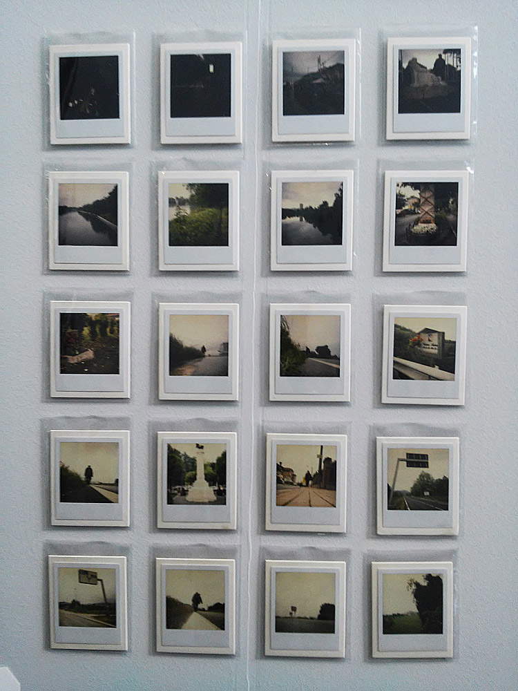 Giorgio Andreotta Calò, Turin-Guarene (2008; Serie von 20 Polaroids, 110,7 x 8,8 cm)