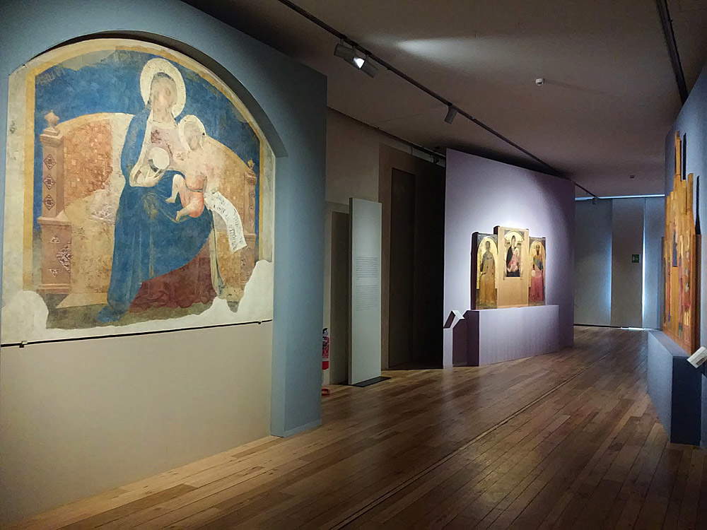 Corridoio con opere di Ambrogio Lorenzetti alla mostra di Siena