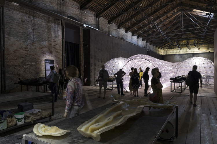 Roberto Cuoghi, Imitazione di Cristo (2017). L'opera vista dall'inizio del percorso.