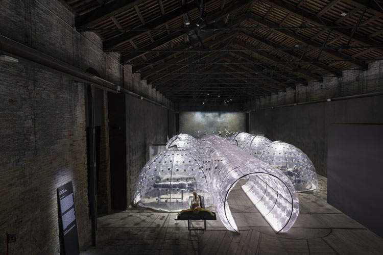 Roberto Cuoghi, Imitazione di Cristo (2017). L'opera vista dall'alto.