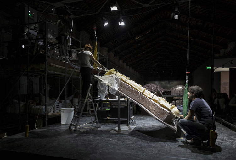 Roberto Cuoghi, Imitazione di Cristo (2017). Gli operai al lavoro.