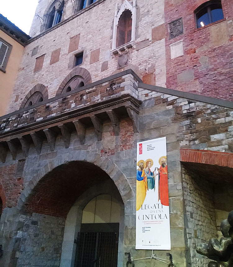 L'ingresso di Palazzo Pretorio a Prato per la mostra Legati da una cintola