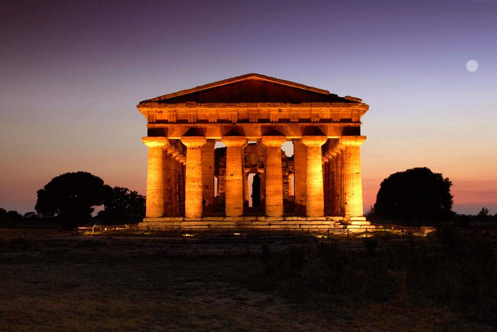 Flânerie nocturne dans les temples de Paestum : vernissages et expositions en soirée