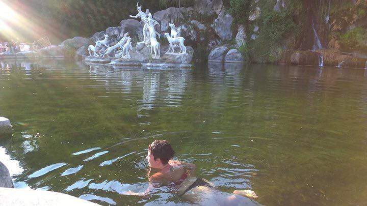 Palais royal de Caserte : jour férié du mois d'août avec un bain dans la fontaine pour un touriste