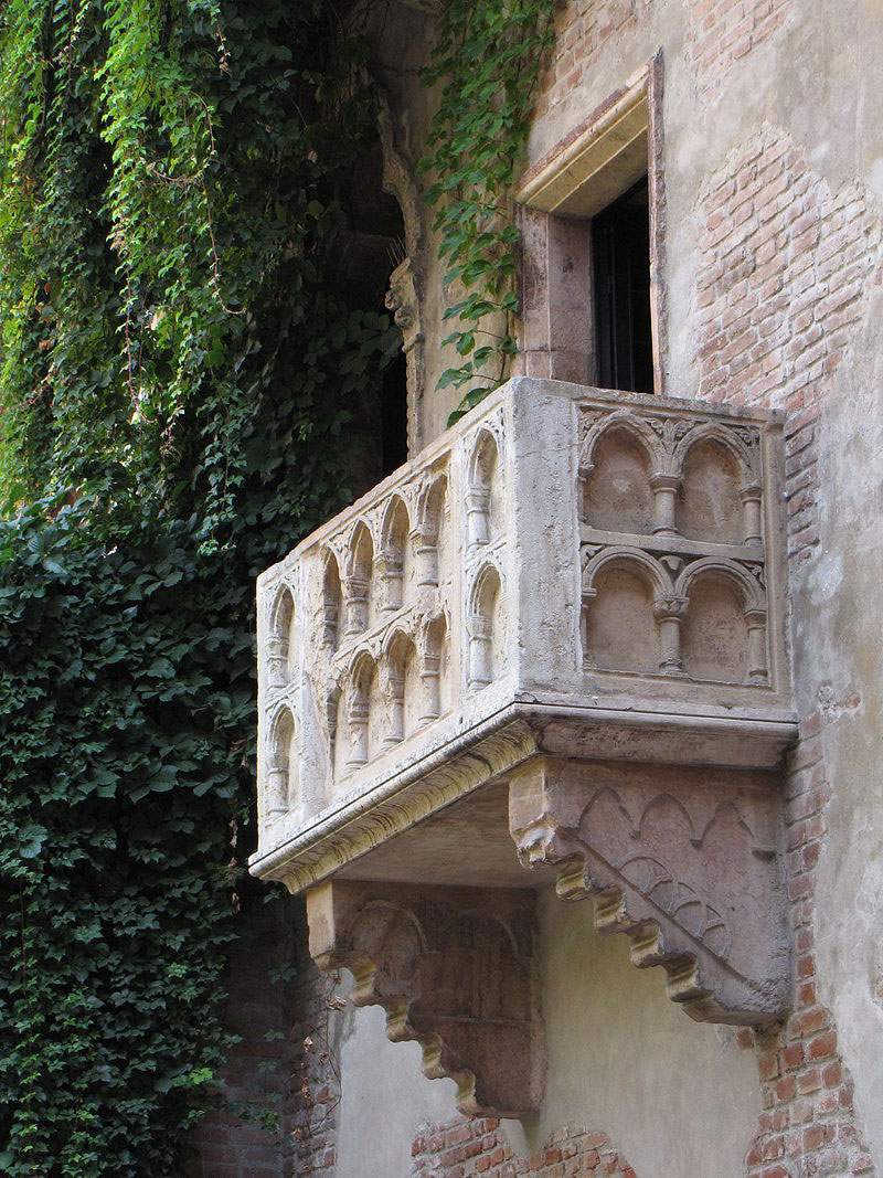 The operational phase of the restoration work at Juliet's balcony has begun 