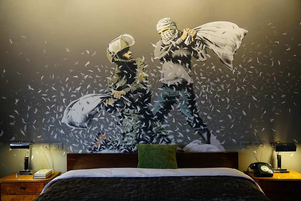 Banksy inaugure à Bethléem, en Cisjordanie, l'hôtel avec la vue la plus laide du monde