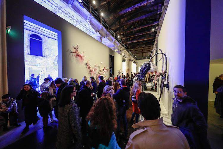 La Biennale de Venise a enregistré plus de 615 000 visiteurs. De nombreux jeunes