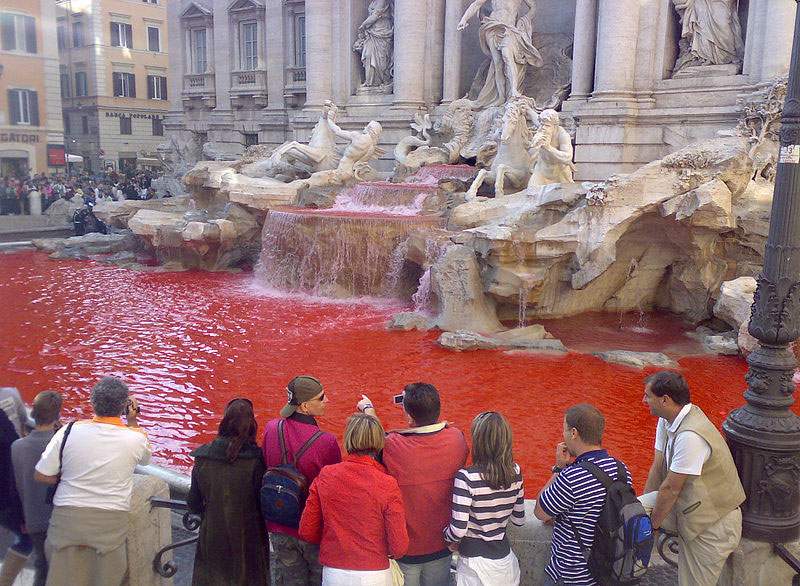 Fontaine rouge de Trevi : dix ans après, Cecchini répète le geste