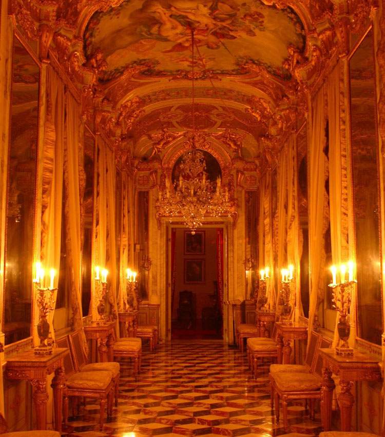 Aujourd'hui, la galerie des miroirs du Palazzo Spinola est éclairée à la bougie.