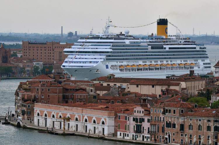 Venice: self-directed referendum on big ships kicks off