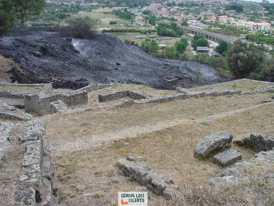 Cilento, incendio si abbatte sul Parco Archeologico di Elea-Velia