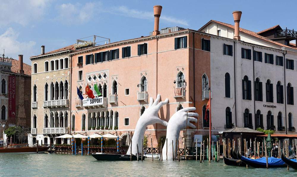 Venise, mains sur Ca' Sagredo. Sculpture de Lorenzo Quinn