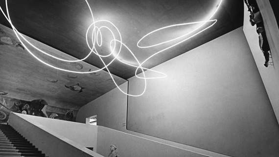 Une grande exposition reconstitue les environnements de Lucio Fontana