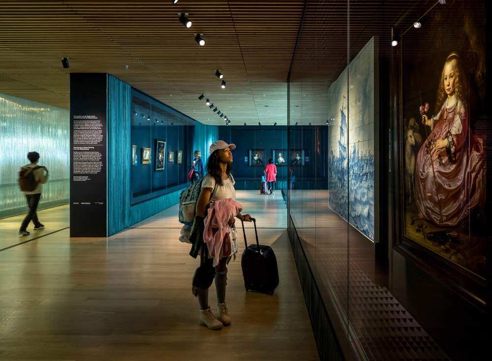 Acqua sulla vetrina delle opere del Seicento, e il Rijksmuseum di Amsterdam chiude la mostra all'aeroporto