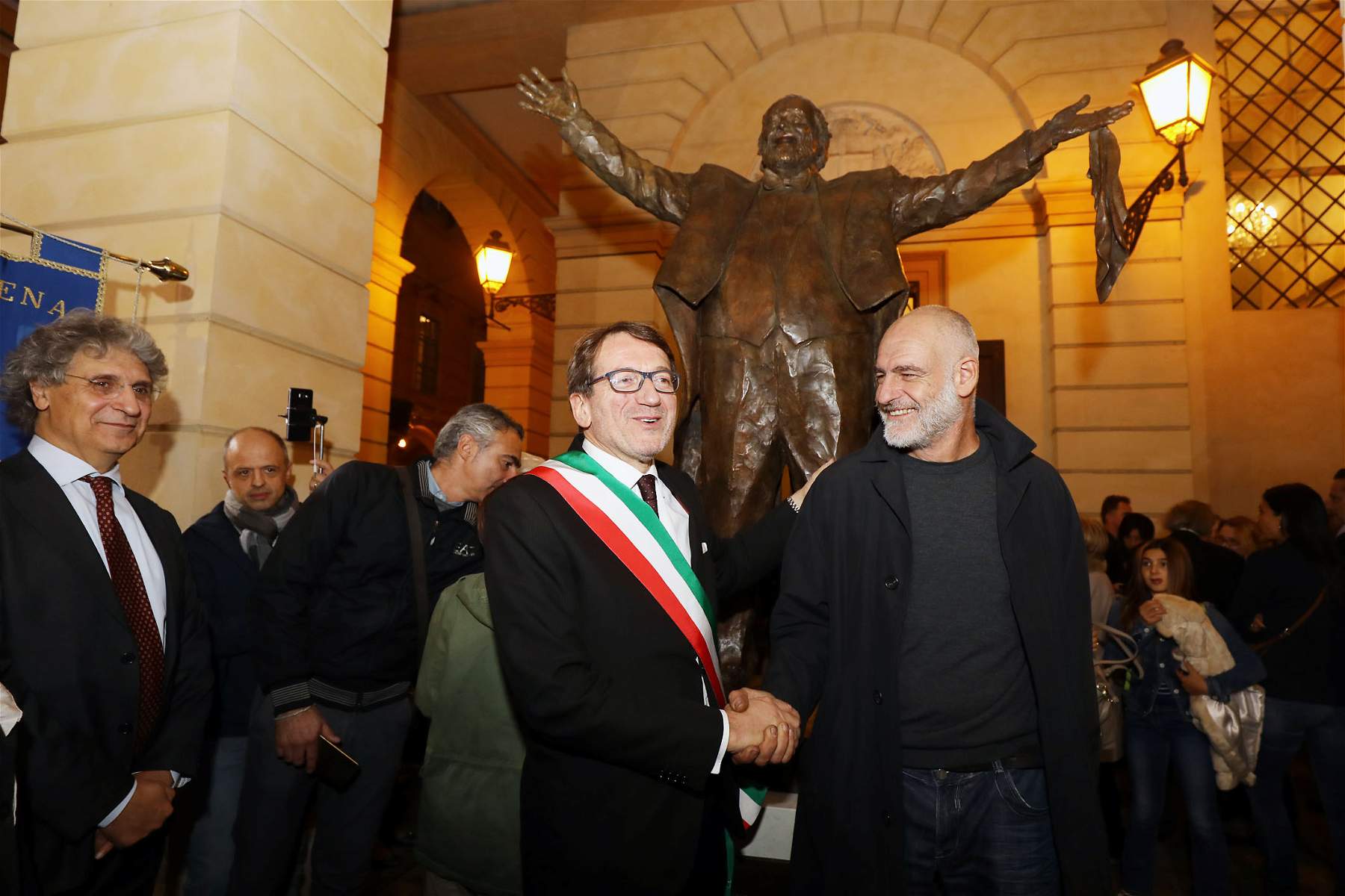 Inauguration de la statue de Luciano Pavarotti à Modène