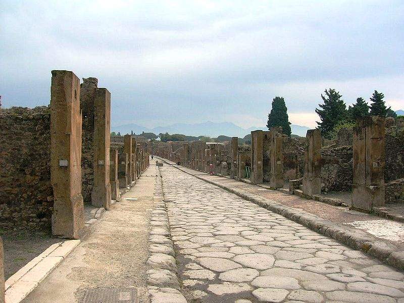 Pompeii: crowds of tourists at Christmas