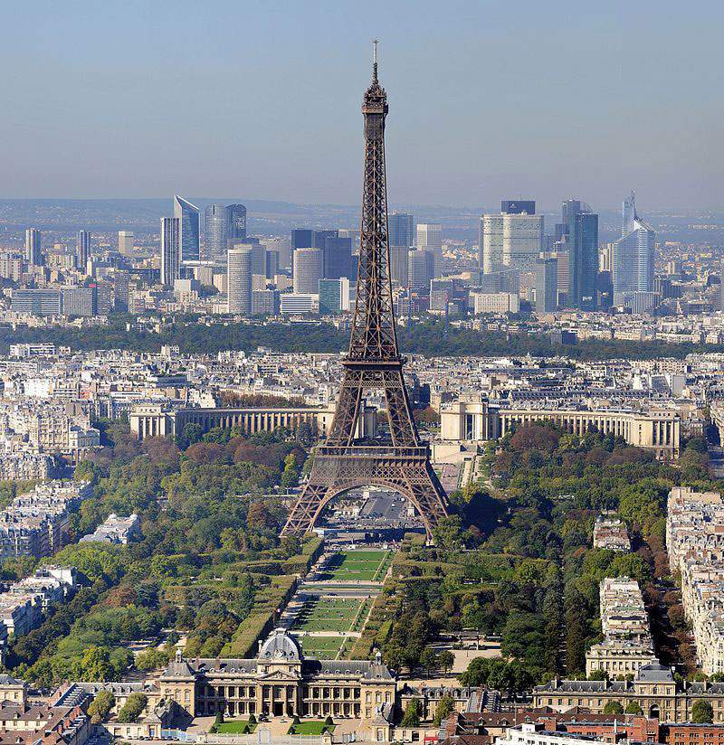 La Tour Eiffel ha festeggiato con luci e party esclusivo i 300 milioni di visitatori