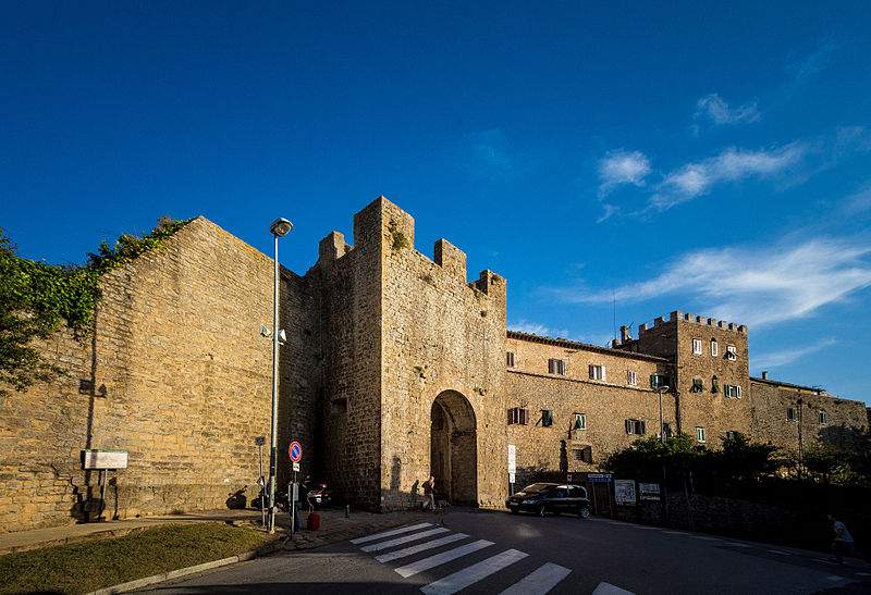 Début de la restauration de la Porta San Francesco de Volterra