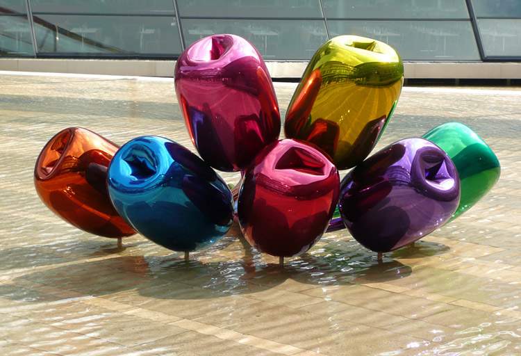 After two years of controversy, Jeff Koons' tulips finally find a home in Paris