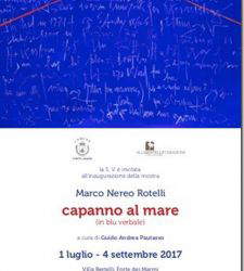 Capanno al mare in blu verbale di Marco Nereo Rotelli a Villa Bertelli di Forte dei Marmi