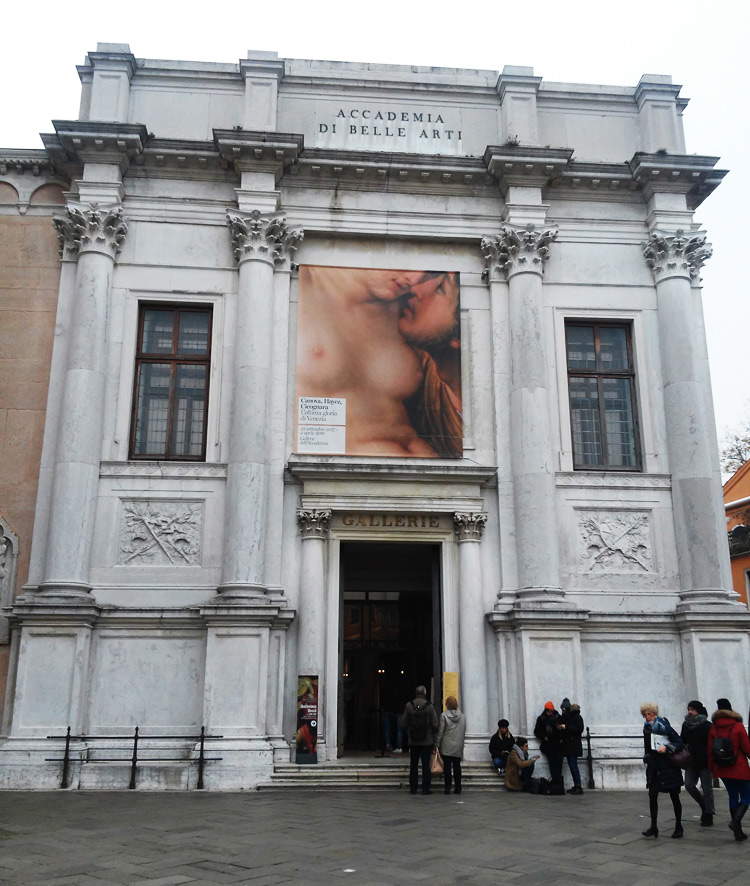 La entrada a la Gallerie dell'Accademia de Venecia con motivo de la exposición Canova, Hayez y Cicognara. La última gloria de Venecia