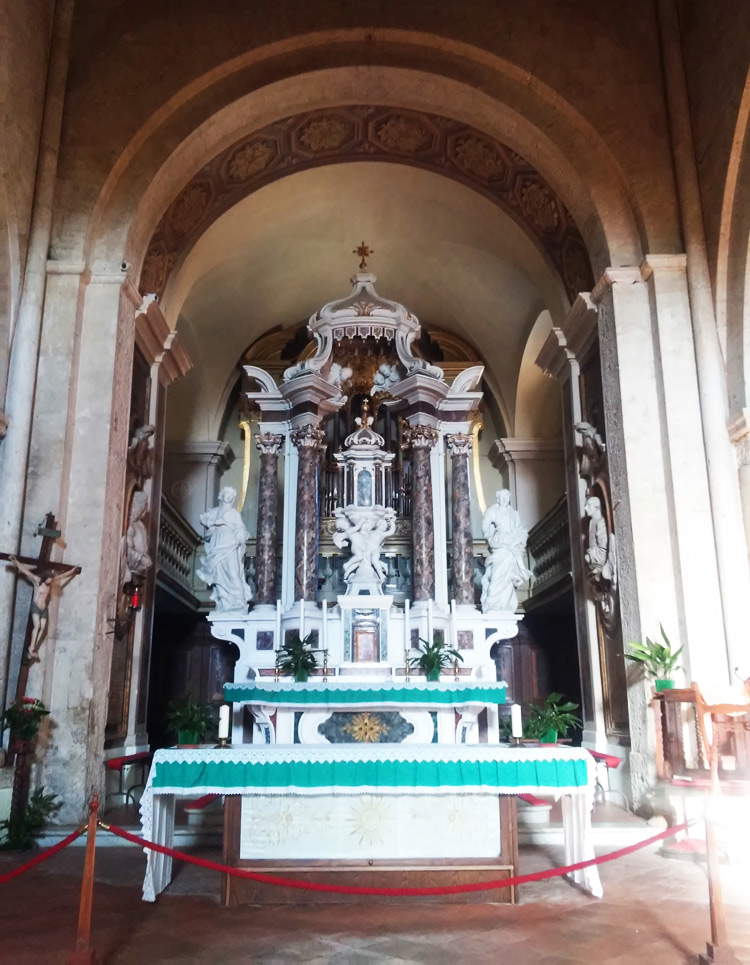 L'altare maggiore della collegiata di San Quirico d'Orcia