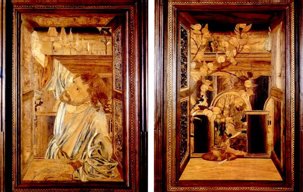 Il pannello con il santo e quello con la porta maestosa