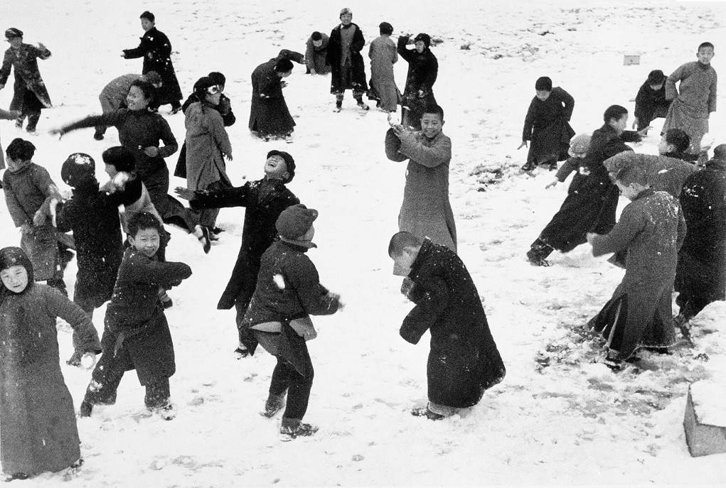 Robert Capa, Bambini che giocano nella neve, Hankou, Cina, marzo 1938 (Courtesy International Center of Photography, Magnum Photos)