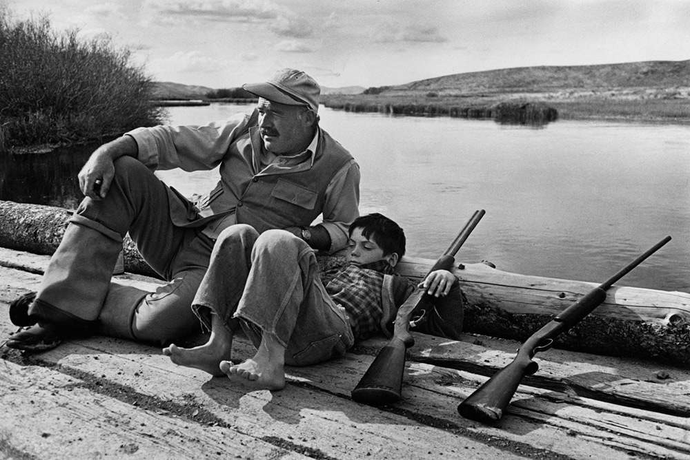 Robert Capa, Ernest Hemingway e il figlio Gregory, Sun Valley, Idaho, ottobre 1941 (Courtesy International Center of Photography, Magnum Photos)