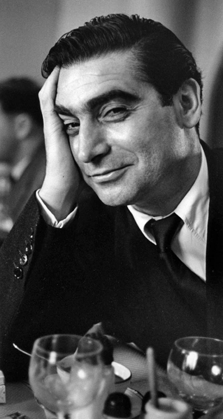 Robert Capa fotografato da Ruth Orkin, Parigi, 1952