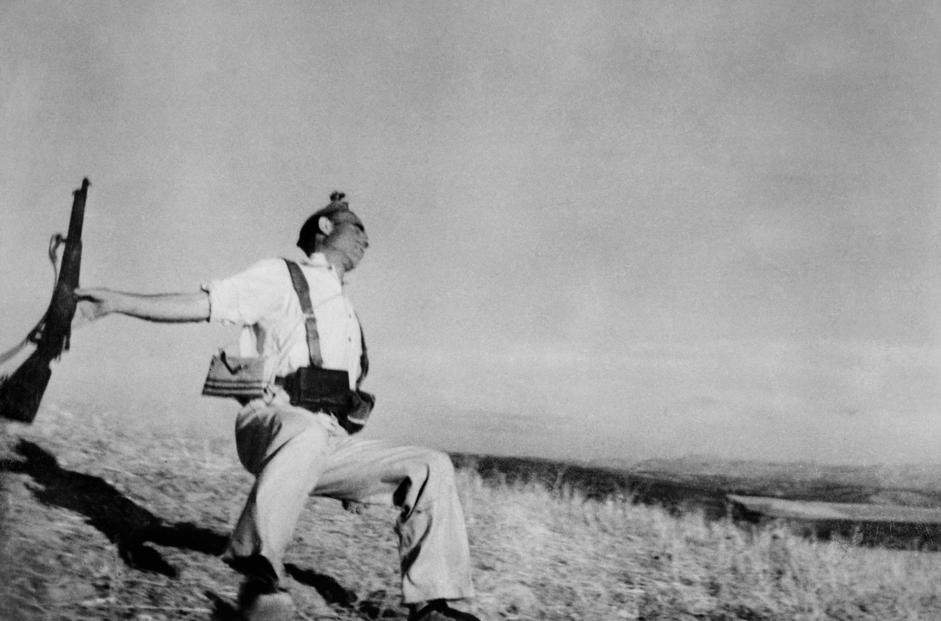 Robert Capa, Morte di un miliziano lealista, Fronte di Cordova, inizio settembre 1936 (Courtesy International Center of Photography, Magnum Photos)