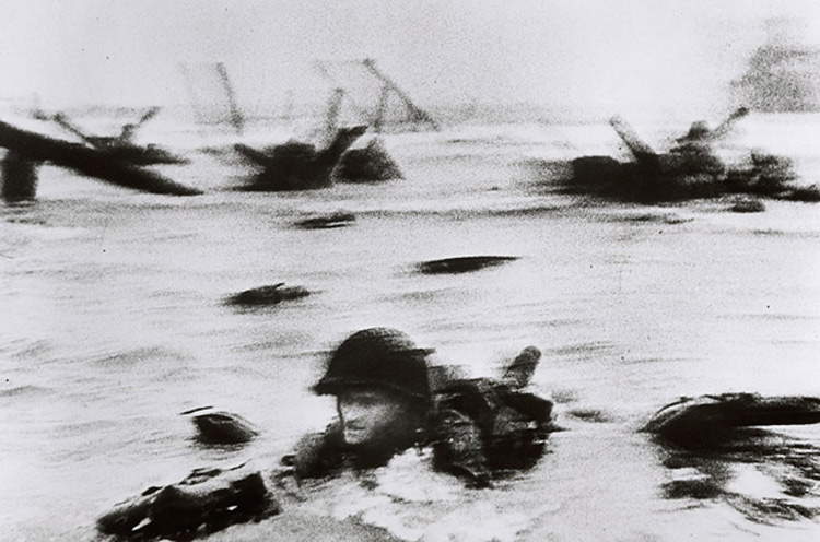 Robert Capa, Sbarco delle truppe americane a Omaha Beach, Normandia, 6 giugno 1944 (Courtesy International Center of Photography, Magnum Photos)