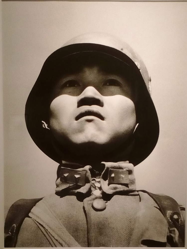 Robert Capa, Soldato bambino, Hankou, Cina, fine marzo 1938 (Courtesy International Center of Photography, Magnum Photos)