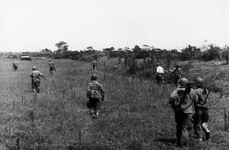 Robert Capa, Sulla strada da Nam Dinh a Thai Binh, Vietnam, 25 maggio 1954 (Courtesy International Center of Photography, Magnum Photos)