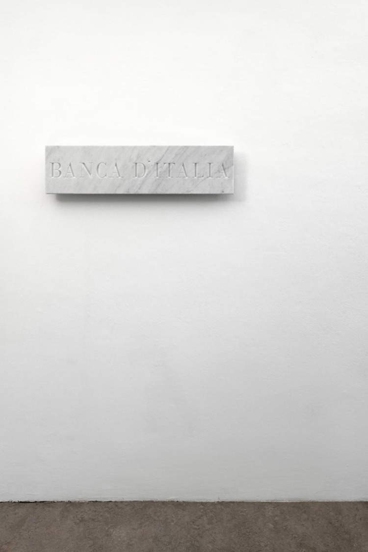 Cosimo Veneziano, Banca d'Italia (2014; marmo di Carrara, 23 x 90 x 3 cm; Courtesy Alberto Peola Artecontemporanea)