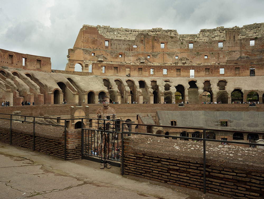 Liu Boling, Hiding in Italy - Colosseo n°1 (2017; stampa a getto di inchiostro, 90 x 120 cm)