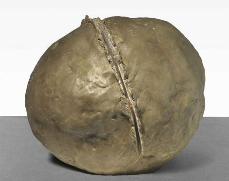 Lucio Fontana, Concetto spaziale. Natura (1959-1960; terracotta, 40 x 55 x 46 cm; Collezione privata; © Fondazione Lucio Fontana)