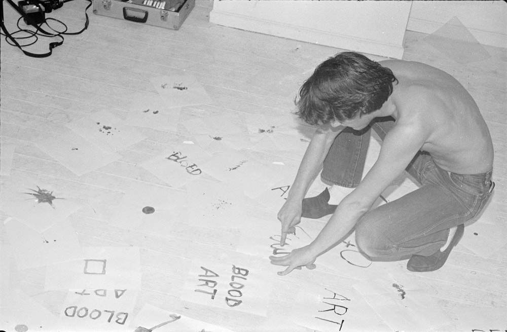 Jan Fabre disegna col sangue durante la performance My Body, my blood, my landscape