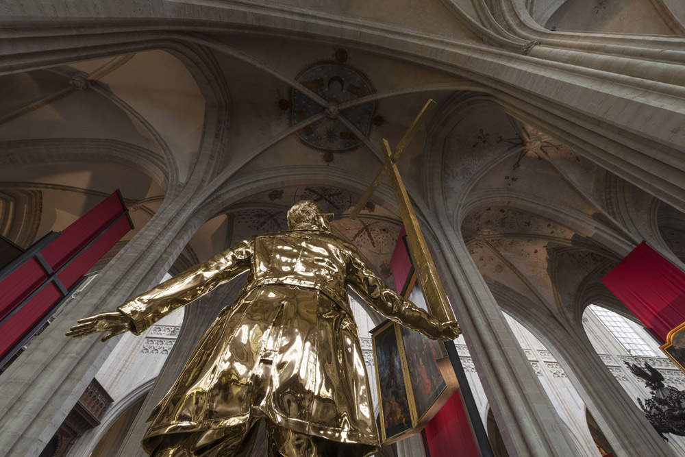 Hombre que lleva la cruz de Jan Fabre en la catedral de Amberes. Foto Créditos Attilio Maranzano