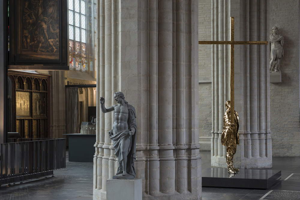 Man who bears the cross di Jan Fabre nella Cattedrale di Anversa. Ph. Credit Attilio Maranzano