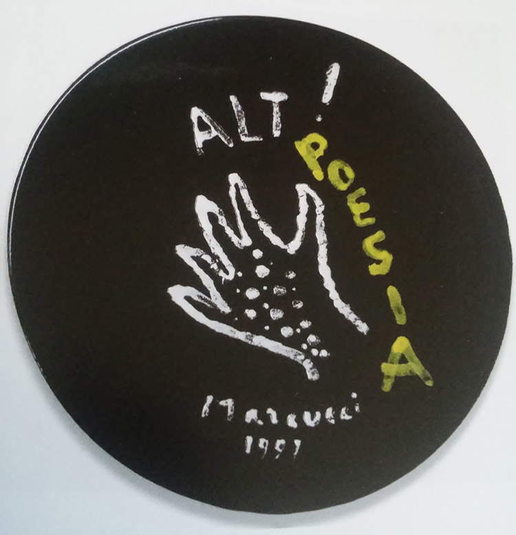 Lucia Marcucci, Alt! Poesia (1997, smalti su ceramica, diametro 41 cm; Molvena, Fondazione Bonotto)