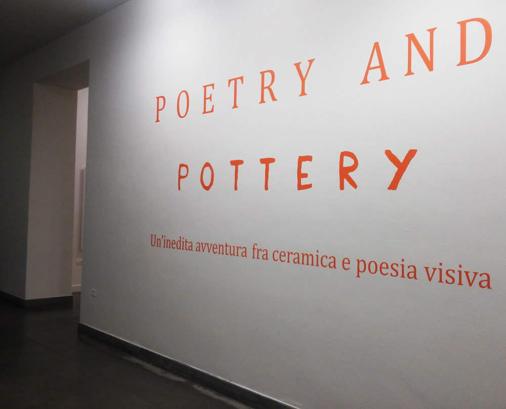 Ingresso della mostra Poetry and Pottery al CAMeC (La Spezia)