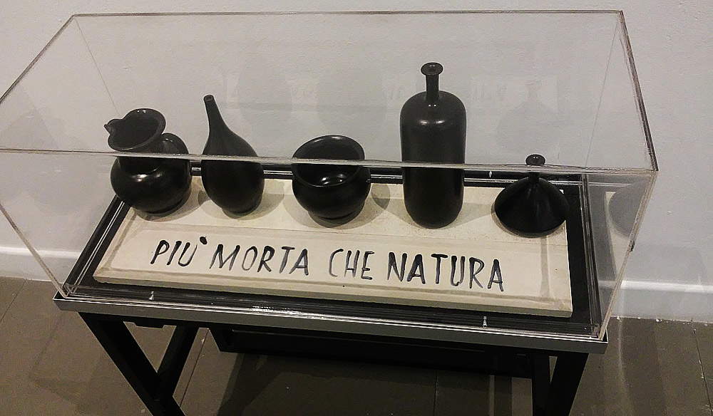 Sarenco, PiÃ¹ morta che natura (1971, smalti su ceramica, 24 x 72 x 78; Collezione privata)