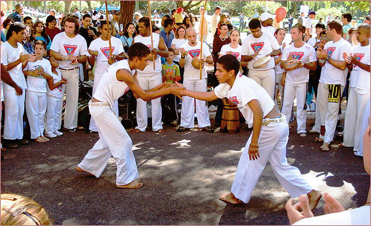 Incontro di capoeira con suonatori