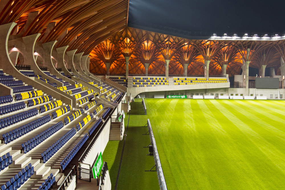 Le tribune in legno del nuovo stadio della PuskÃ¡s AkadÃ©mia FC (squadra di calcio della serie A ungherese), inaugurato nel 2014