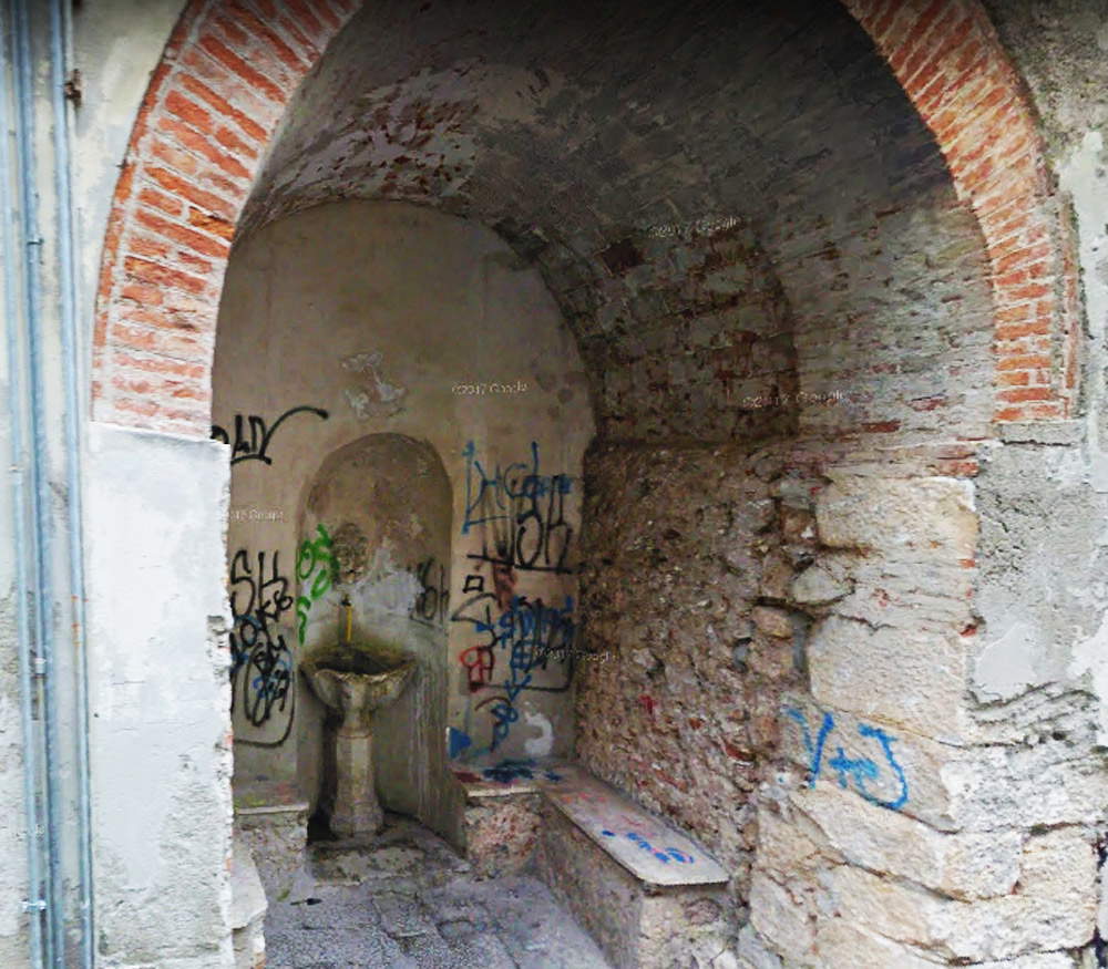 La fontana di via Finelli a Carrara prima (settembre 2016, da Google Street View)